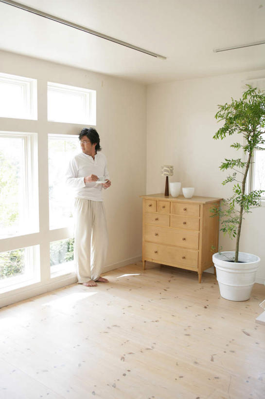 东方人,一个人,站,竖图,室内,白天,正面,幸福,植物,茶,窗户,地板,柜子,杯子,亚洲,仅一个男性,仅一个人,握,服装,盆栽,墙,茶叶,盆景,地面,储物柜,一杯,拿,拿着,扭头,注视,休闲装,黄种人,娱乐,木地板,玻璃窗,墙壁,墙面,仅一个年轻男性,衣服,绿色,自然,水杯,观察,看,站着,转头,享受,休闲,温馨,休闲服,放松,乐趣,握着,服饰,生长,成长,观看,察看,提神,舒适,储存,关注,醒脑,储备,蕴藏,贮备,男人,男性,年轻男性,亚洲人,茶杯,站立,彩图,全身,贮存