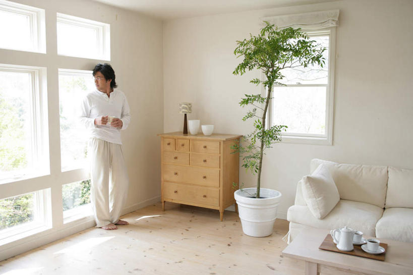 东方人,一个人,客厅,站,横图,室内,白天,正面,幸福,植物,茶,窗户,地板,柜子,靠垫,沙发,杯子,亚洲,仅一个男性,仅一个人,握,服装,盆栽,墙,茶叶,靠枕,盆景,地面,储物柜,拿,拿着,扭头,注视,休闲装,黄种人,娱乐,木地板,玻璃窗,墙壁,墙面,仅一个年轻男性,衣服,绿色,自然,水杯,垫子,枕头,观察,看,站着,转头,享受,休闲,温馨,休闲服,放松,乐趣,握着,服饰,生长,成长,观看,察看,提神,起居室,舒适,储存,关注,醒脑,布艺沙发,客堂,储备,蕴藏,贮备,男人,男性,年轻男性,亚洲人,茶杯,站立,彩图,全身,贮存