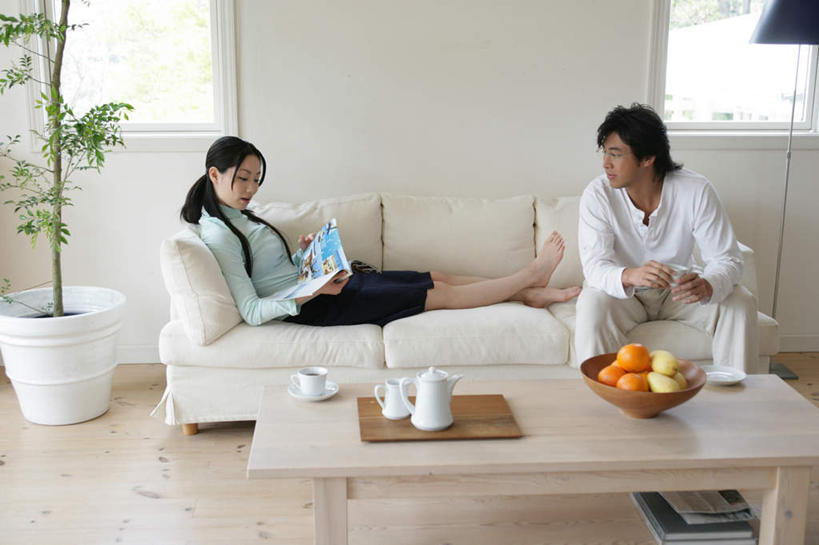 东方人,两个人,客厅,坐,横图,室内,白天,正面,爱情,阅读,幸福,植物,茶,窗户,地板,沙发,桌子,柑橘,杂志,杯子,水果,照明,亚洲,一堆,握,学习,堆叠,堆积,服装,新鲜,木制,壶,盆栽,陶瓷,墙,灯光,生食,茶叶,食品,果实,盆景,陶瓷制品,地面,浪漫,拿,茶几,拿着,注视,休闲装,黄种人,娱乐,木地板,玻璃窗,墙壁,墙面,灯,水壶,食物,衣服,绿色,自然,茶壶,木制品,容器,水杯,灯具,落地灯,碗,观察,看,享受,休闲,温暖,温馨,休闲服,恩爱,放松,乐趣,读书,浏览,握着,恋人,服饰,有机食品,绿色食品,生长,成长,观看,储藏,堆,照亮,和睦,察看,提神,起居室,舒适,照明设备,储存,关注,醒脑,布艺沙发,客堂,男人,男性,年轻男性,年轻女性,女人,女性,亚洲人,情侣,茶杯,橘子,桔子,橙子,橙,坐着,彩图,全身,伴侣,融洽,贮存