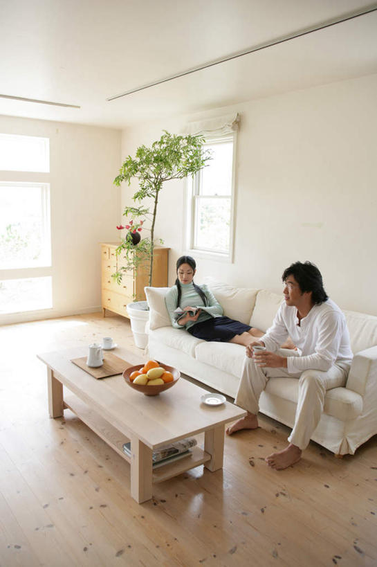 东方人,两个人,客厅,坐,竖图,室内,白天,正面,爱情,阅读,幸福,植物,茶,窗户,地板,柜子,沙发,桌子,柑橘,杂志,杯子,花瓶,水果,亚洲,一堆,握,学习,堆叠,堆积,服装,新鲜,盛开,木制,壶,盆栽,陶瓷,墙,生食,茶叶,食品,果实,盆景,陶瓷制品,地面,储物柜,浪漫,拿,花蕾,茶几,拿着,注视,休闲装,黄种人,娱乐,木地板,玻璃窗,墙壁,墙面,水壶,花,花瓣,花朵,鲜花,食物,衣服,绿色,自然,茶壶,木制品,瓶子,容器,水杯,碗,花苞,花蕊,观察,看,享受,休闲,温暖,温馨,休闲服,恩爱,放松,乐趣,读书,浏览,握着,恋人,服饰,有机食品,绿色食品,生长,成长,观看,储藏,堆,和睦,察看,提神,起居室,舒适,储存,关注,醒脑,布艺沙发,客堂,储备,蕴藏,贮备,男人,男性,年轻男性,年轻女性,女人,女性,亚洲人,情侣,茶杯,橘子,桔子,橙子,橙,坐着,彩图,全身,伴侣,融洽,贮存