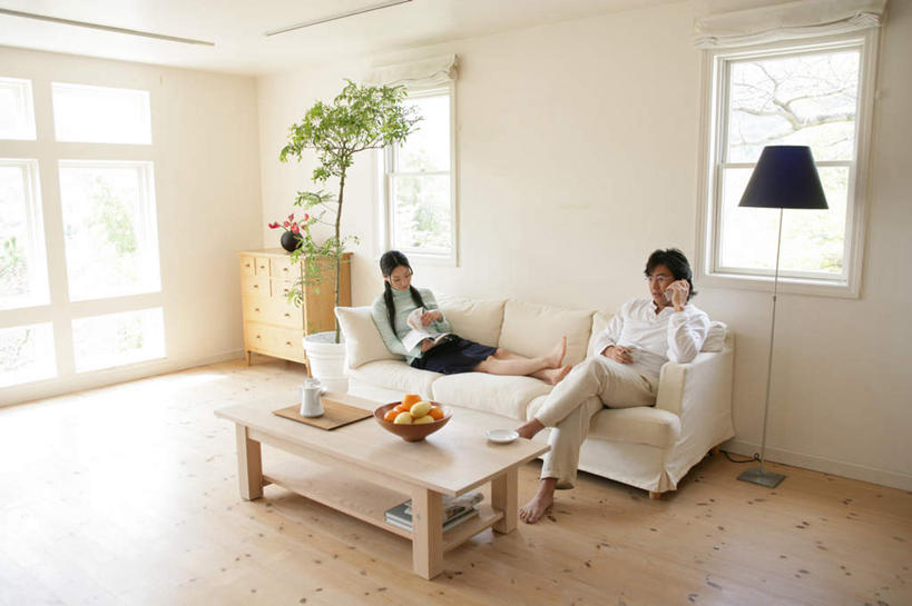 东方人,两个人,客厅,坐,横图,室内,白天,正面,爱情,阅读,幸福,植物,茶,窗户,地板,柜子,沙发,桌子,柑橘,杂志,杯子,花瓶,水果,照明,亚洲,一堆,握,学习,堆叠,堆积,服装,新鲜,盛开,木制,壶,盆栽,陶瓷,墙,灯光,生食,茶叶,食品,果实,盆景,陶瓷制品,地面,储物柜,浪漫,拿,花蕾,茶几,拿着,注视,休闲装,黄种人,娱乐,木地板,玻璃窗,墙壁,墙面,灯,水壶,花,花瓣,花朵,鲜花,食物,衣服,绿色,自然,茶壶,木制品,瓶子,容器,水杯,灯具,落地灯,碗,花苞,花蕊,观察,看,享受,休闲,温暖,温馨,休闲服,恩爱,放松,乐趣,读书,浏览,握着,恋人,服饰,有机食品,绿色食品,生长,成长,观看,储藏,堆,照亮,和睦,察看,提神,起居室,舒适,照明设备,储存,关注,醒脑,布艺沙发,客堂,储备,蕴藏,贮备,男人,男性,年轻男性,年轻女性,女人,女性,亚洲人,情侣,茶杯,橘子,桔子,橙子,橙,坐着,彩图,全身,伴侣,融洽,贮存