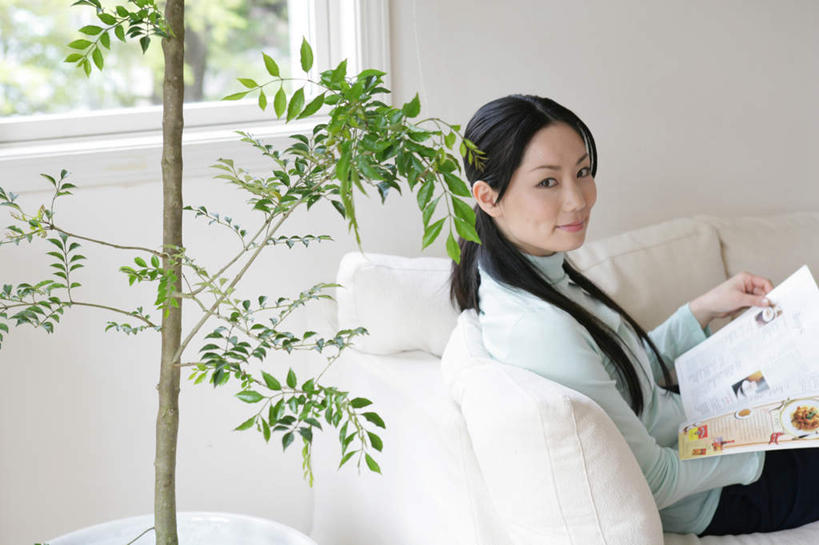 东方人,一个人,客厅,坐,笑,微笑,横图,室内,白天,侧面,阅读,植物,窗户,沙发,杂志,亚洲,仅一个年轻女性,仅一个女性,仅一个人,握,学习,服装,盆栽,墙,盆景,拿,拿着,扭头,注视,休闲装,黄种人,玻璃窗,墙壁,墙面,衣服,绿色,自然,观察,看,转头,休闲,休闲服,读书,浏览,握着,服饰,生长,成长,观看,察看,起居室,关注,布艺沙发,客堂,年轻女性,女人,女性,亚洲人,坐着,半身,彩图