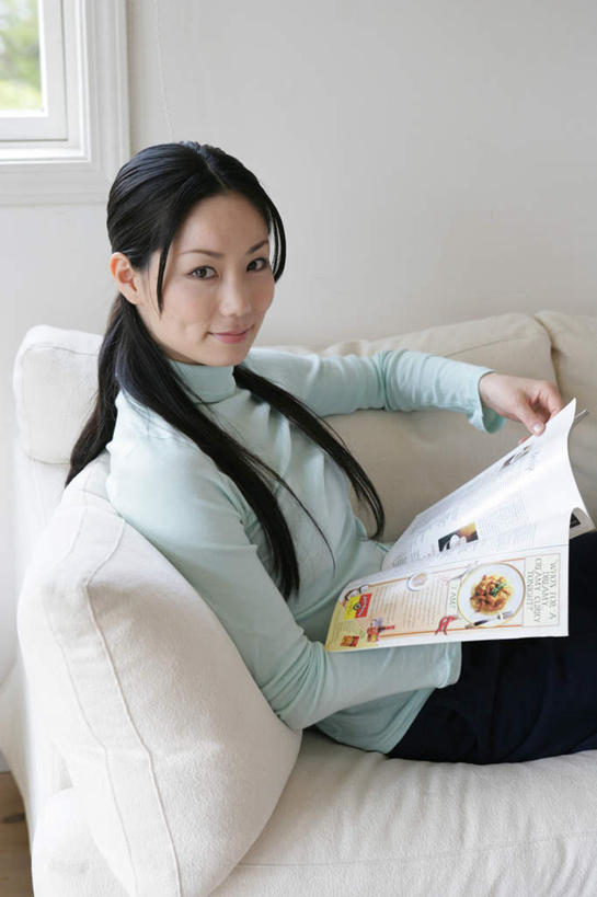 东方人,一个人,客厅,坐,笑,微笑,竖图,室内,白天,侧面,阅读,窗户,沙发,杂志,亚洲,仅一个年轻女性,仅一个女性,仅一个人,握,学习,服装,墙,拿,拿着,扭头,注视,休闲装,黄种人,玻璃窗,墙壁,墙面,衣服,观察,看,转头,休闲,休闲服,读书,浏览,握着,服饰,观看,察看,起居室,关注,布艺沙发,客堂,年轻女性,女人,女性,亚洲人,坐着,半身,彩图