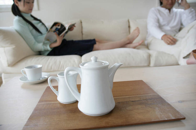 东方人,两个人,客厅,坐,横图,室内,白天,正面,爱情,阅读,窗户,靠垫,沙发,桌子,杂志,杯子,亚洲,握,学习,服装,木制,壶,墙,靠枕,浪漫,拿,茶几,拿着,注视,休闲装,黄种人,玻璃窗,墙壁,墙面,水壶,衣服,茶壶,木制品,容器,水杯,垫子,枕头,观察,看,靠,靠着,倚靠,休闲,温暖,温馨,休闲服,恩爱,读书,浏览,握着,恋人,服饰,观看,和睦,察看,起居室,倚着,关注,布艺沙发,客堂,男人,男性,年轻男性,年轻女性,女人,女性,亚洲人,情侣,茶杯,坐着,半身,彩图,伴侣,融洽