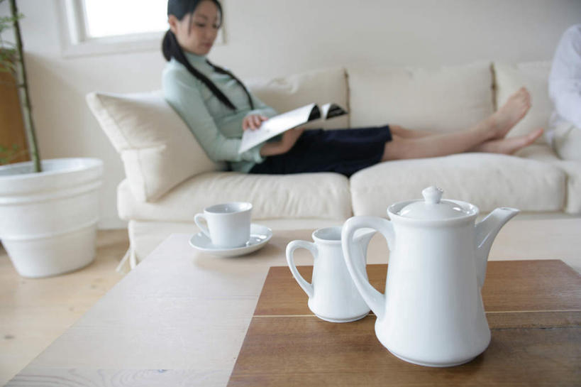 东方人,两个人,客厅,坐,横图,室内,白天,侧面,爱情,阅读,植物,窗户,靠垫,沙发,桌子,杂志,杯子,亚洲,握,学习,服装,木制,壶,盆栽,墙,靠枕,盆景,浪漫,拿,茶几,拿着,注视,休闲装,黄种人,玻璃窗,墙壁,墙面,水壶,衣服,绿色,自然,茶壶,木制品,容器,水杯,垫子,枕头,观察,看,靠,靠着,倚靠,休闲,温暖,温馨,休闲服,恩爱,读书,浏览,握着,恋人,服饰,生长,成长,观看,和睦,察看,起居室,倚着,关注,布艺沙发,客堂,男人,男性,年轻男性,年轻女性,女人,女性,亚洲人,情侣,茶杯,坐着,半身,彩图,伴侣,融洽