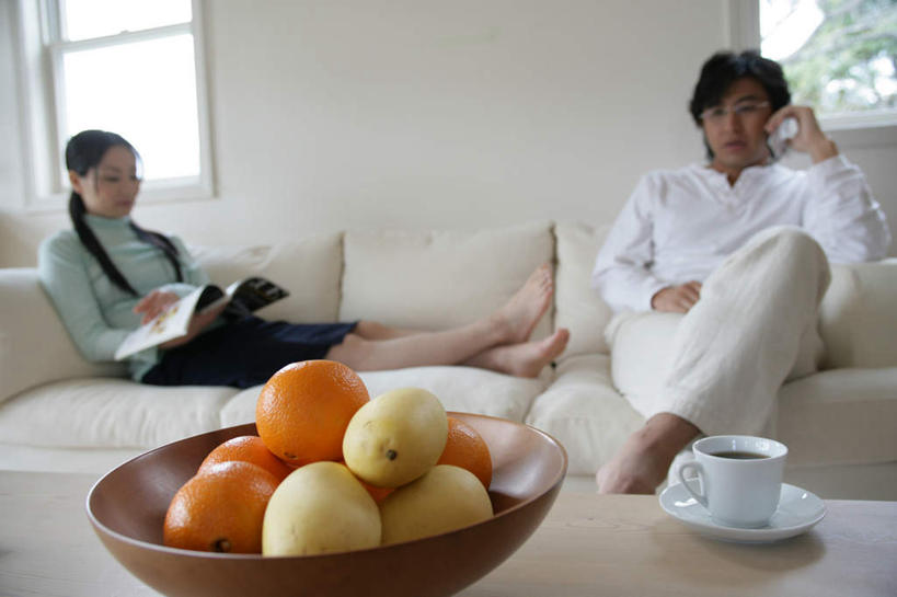 东方人,两个人,客厅,坐,打电话,横图,室内,白天,正面,爱情,阅读,幸福,植物,茶,窗户,靠垫,沙发,柑橘,杂志,杯子,电话,手机,水果,亚洲,一堆,握,学习,堆叠,堆积,服装,新鲜,陶瓷,墙,生食,茶叶,食品,果实,靠枕,陶瓷制品,一杯,浪漫,二郎腿,拿,拿着,注视,休闲装,黄种人,娱乐,通讯设备,玻璃窗,墙壁,墙面,树,树木,食物,衣服,绿色,自然,容器,水杯,垫子,碗,枕头,观察,看,靠,靠着,倚靠,享受,休闲,温暖,温馨,休闲服,恩爱,放松,乐趣,读书,浏览,握着,恋人,服饰,有机食品,绿色食品,生长,成长,观看,储藏,堆,和睦,察看,提神,起居室,舒适,倚着,储存,关注,醒脑,布艺沙发,一部,客堂,交流,男人,男性,年轻男性,年轻女性,女人,女性,亚洲人,情侣,茶杯,橘子,桔子,橙子,橙,沟通,通话,坐着,半身,彩图,伴侣,融洽,贮存