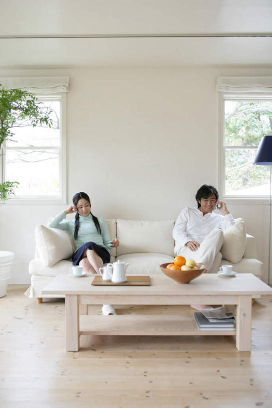 东方人,两个人,客厅,坐,说,打电话,竖图,室内,白天,正面,爱情,讨论,阅读,植物,窗户,地板,靠垫,沙发,桌子,柑橘,杂志,杯子,电话,手机,水果,照明,亚洲,一堆,握,学习,堆叠,堆积,服装,新鲜,木制,壶,盆栽,陶瓷,墙,灯光,生食,食品,果实,靠枕,盆景,陶瓷制品,地面,浪漫,拿,茶几,拿着,注视,休闲装,黄种人,通讯设备,木地板,玻璃窗,墙壁,墙面,灯,水壶,食物,衣服,绿色,自然,茶壶,木制品,容器,水杯,灯具,垫子,落地灯,碗,枕头,观察,看,休闲,温暖,温馨,休闲服,恩爱,读书,浏览,握着,恋人,服饰,有机食品,绿色食品,生长,成长,观看,储藏,堆,照亮,和睦,察看,起居室,照明设备,储存,关注,布艺沙发,一部,客堂,交流,男人,男性,年轻男性,年轻女性,女人,女性,亚洲人,情侣,茶杯,橘子,桔子,橙子,橙,沟通,讲话,交谈,商讨,说话,谈话,通话,坐着,彩图,全身,伴侣,融洽,贮存