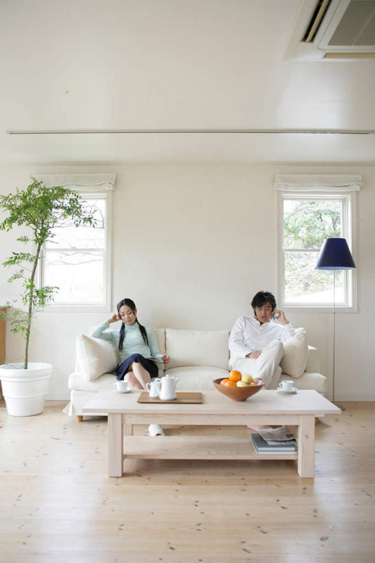 东方人,两个人,客厅,坐,说,打电话,竖图,室内,白天,正面,爱情,讨论,阅读,植物,窗户,地板,靠垫,沙发,桌子,柑橘,杂志,杯子,电话,手机,水果,照明,亚洲,一堆,握,学习,堆叠,堆积,服装,新鲜,木制,壶,盆栽,陶瓷,墙,灯光,生食,食品,果实,靠枕,盆景,陶瓷制品,地面,浪漫,拿,茶几,拿着,注视,休闲装,黄种人,通讯设备,木地板,玻璃窗,墙壁,墙面,灯,水壶,食物,衣服,绿色,自然,茶壶,木制品,容器,水杯,灯具,垫子,落地灯,碗,枕头,观察,看,休闲,温暖,温馨,休闲服,恩爱,读书,浏览,握着,恋人,服饰,有机食品,绿色食品,生长,成长,观看,储藏,堆,照亮,和睦,察看,起居室,照明设备,储存,关注,布艺沙发,一部,客堂,交流,男人,男性,年轻男性,年轻女性,女人,女性,亚洲人,情侣,茶杯,橘子,桔子,橙子,橙,沟通,讲话,交谈,商讨,说话,谈话,通话,坐着,彩图,全身,伴侣,融洽,贮存