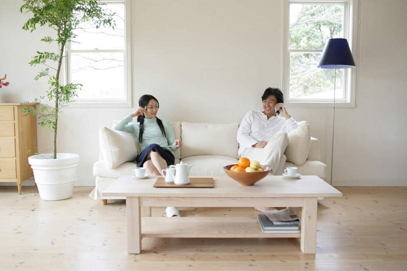 东方人,两个人,客厅,坐,说,打电话,横图,室内,白天,正面,爱情,讨论,阅读,植物,窗户,地板,靠垫,沙发,桌子,柑橘,杂志,杯子,电话,手机,水果,照明,亚洲,一堆,握,学习,堆叠,堆积,服装,新鲜,木制,壶,盆栽,陶瓷,墙,灯光,生食,食品,果实,靠枕,盆景,陶瓷制品,地面,浪漫,拿,茶几,拿着,注视,休闲装,黄种人,通讯设备,木地板,玻璃窗,墙壁,墙面,灯,水壶,食物,衣服,绿色,自然,茶壶,木制品,容器,水杯,灯具,垫子,落地灯,碗,枕头,观察,看,休闲,温暖,温馨,休闲服,恩爱,读书,浏览,握着,恋人,服饰,有机食品,绿色食品,生长,成长,观看,储藏,堆,照亮,和睦,察看,起居室,照明设备,储存,关注,布艺沙发,一部,客堂,交流,男人,男性,年轻男性,年轻女性,女人,女性,亚洲人,情侣,茶杯,橘子,桔子,橙子,橙,沟通,讲话,交谈,商讨,说话,谈话,通话,坐着,彩图,全身,伴侣,融洽,贮存