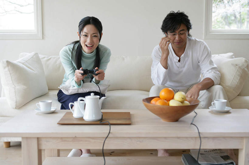 东方人,两个人,客厅,坐,笑,微笑,露齿笑,横图,室内,白天,正面,爱情,游戏,植物,窗户,靠垫,沙发,桌子,柑橘,杯子,水果,亚洲,一堆,握,堆叠,堆积,服装,新鲜,木制,壶,陶瓷,墙,生食,食品,果实,靠枕,陶瓷制品,浪漫,拿,玩,茶几,拿着,注视,休闲装,黄种人,娱乐,玻璃窗,墙壁,墙面,水壶,食物,衣服,绿色,自然,茶壶,木制品,容器,水杯,垫子,碗,枕头,观察,看,休闲,温暖,温馨,休闲服,恩爱,握着,恋人,服饰,游戏机,有机食品,绿色食品,生长,成长,观看,活动,储藏,堆,手柄,和睦,控制,察看,起居室,游戏手柄,储存,发泄,关注,消遣,智力,布艺沙发,宣泄,客堂,男人,男性,年轻男性,年轻女性,女人,女性,亚洲人,情侣,茶杯,橘子,桔子,橙子,橙,玩耍,嬉戏,坐着,彩图,全身,伴侣,融洽,贮存