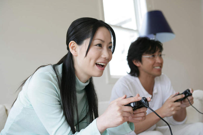 东方人,两个人,客厅,坐,笑,微笑,露齿笑,横图,室内,白天,正面,爱情,游戏,窗户,沙发,照明,亚洲,握,服装,眼镜,墙,灯光,浪漫,拿,玩,拿着,注视,休闲装,黄种人,娱乐,玻璃窗,墙壁,墙面,灯,衣服,灯具,落地灯,观察,看,休闲,温暖,温馨,休闲服,恩爱,握着,恋人,服饰,游戏机,观看,活动,手柄,照亮,和睦,控制,察看,起居室,游戏手柄,照明设备,发泄,关注,消遣,智力,近视眼镜,布艺沙发,宣泄,客堂,男人,男性,年轻男性,年轻女性,女人,女性,亚洲人,情侣,玩耍,嬉戏,坐着,半身,彩图,伴侣,融洽