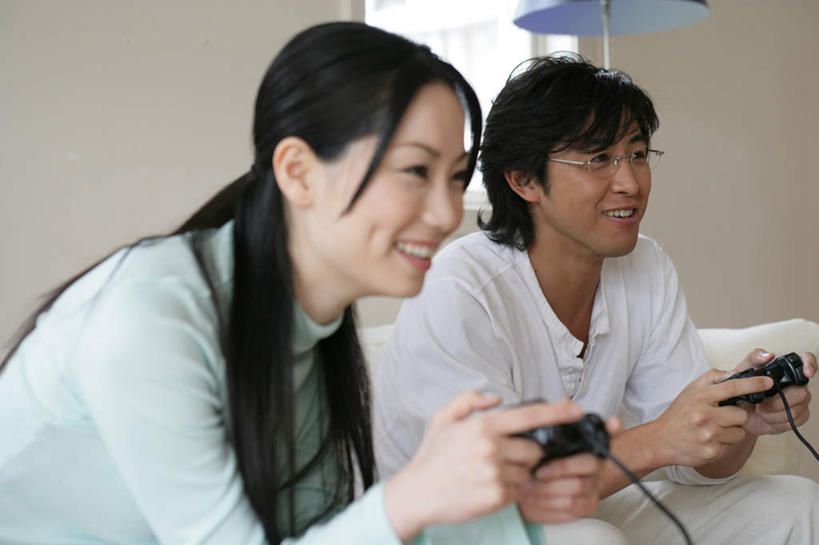 东方人,两个人,客厅,坐,笑,微笑,露齿笑,横图,室内,白天,正面,爱情,游戏,窗户,沙发,照明,亚洲,握,服装,眼镜,墙,灯光,浪漫,拿,玩,拿着,注视,休闲装,黄种人,娱乐,玻璃窗,墙壁,墙面,灯,衣服,灯具,落地灯,观察,看,休闲,温暖,温馨,休闲服,恩爱,握着,恋人,服饰,游戏机,观看,活动,手柄,照亮,和睦,控制,察看,起居室,游戏手柄,照明设备,发泄,关注,消遣,智力,近视眼镜,布艺沙发,宣泄,客堂,男人,男性,年轻男性,年轻女性,女人,女性,亚洲人,情侣,玩耍,嬉戏,坐着,半身,彩图,伴侣,融洽