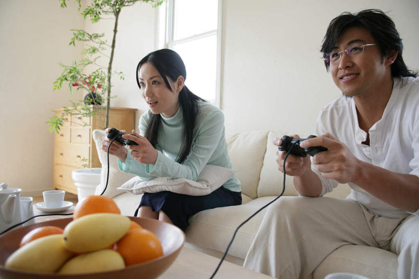 东方人,两个人,客厅,坐,笑,微笑,露齿笑,横图,室内,白天,正面,爱情,游戏,植物,窗户,柜子,靠垫,沙发,桌子,柑橘,芒果,花瓶,水果,亚洲,一堆,握,堆叠,堆积,服装,新鲜,盛开,木制,盆栽,眼镜,陶瓷,墙,生食,食品,果实,靠枕,盆景,陶瓷制品,储物柜,浪漫,拿,玩,花蕾,茶几,拿着,注视,休闲装,黄种人,娱乐,玻璃窗,墙壁,墙面,花,花瓣,花朵,鲜花,食物,衣服,绿色,自然,木制品,瓶子,容器,垫子,碗,枕头,花苞,花蕊,观察,看,休闲,温暖,温馨,休闲服,恩爱,握着,恋人,服饰,游戏机,有机食品,绿色食品,生长,成长,观看,活动,储藏,堆,手柄,和睦,控制,察看,起居室,游戏手柄,储存,发泄,关注,消遣,智力,近视眼镜,布艺沙发,宣泄,客堂,储备,蕴藏,贮备,男人,男性,年轻男性,年轻女性,女人,女性,亚洲人,情侣,望果,蜜望,檬果,闷果,漭果,杧果,橘子,桔子,橙子,橙,庵波罗果,玩耍,嬉戏,坐着,半身,彩图,伴侣,融洽,贮存