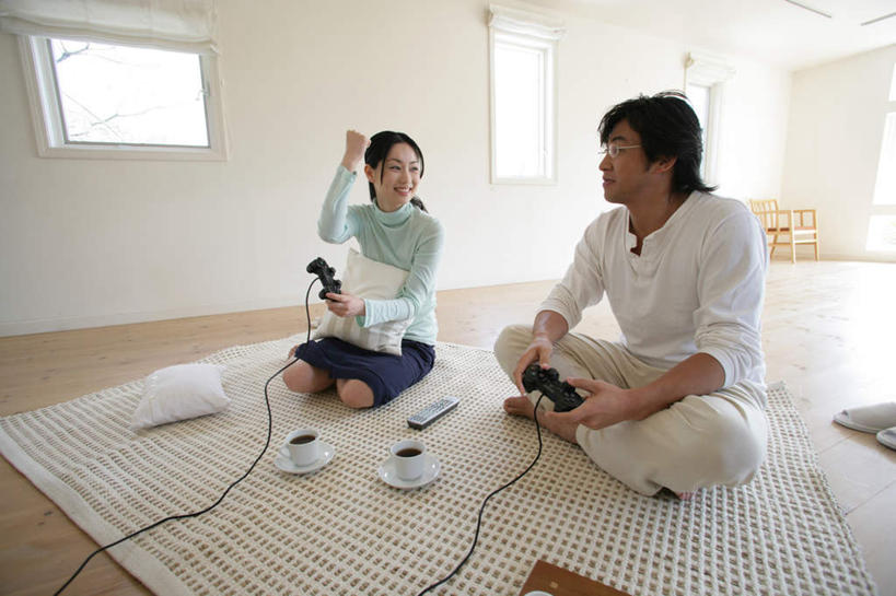 东方人,两个人,坐,跪,笑,盘腿,微笑,露齿笑,横图,室内,白天,正面,爱情,游戏,幸福,茶,窗户,地毯,杯子,亚洲,握,服装,装饰,编织,眼镜,手工艺品,墙,茶叶,织物,两杯,浪漫,拿,玩,拿着,注视,休闲装,黄种人,娱乐,鼓励,玻璃窗,墙壁,墙面,衣服,水杯,工艺品,观察,加油,看,手势,握拳,享受,休闲,温暖,温馨,休闲服,恩爱,放松,乐趣,打气,握着,恋人,服饰,游戏机,观看,活动,手柄,华丽,修饰,点缀,和睦,控制,察看,提神,舒适,游戏手柄,发泄,关注,消遣,智力,鼓舞,醒脑,近视眼镜,宣泄,衬托,美观,雅致,雅观,男人,男性,年轻男性,年轻女性,女人,女性,亚洲人,情侣,茶杯,跪着,盘腿而坐,盘膝,盘着腿的,盘着腿坐,双腿交叉,玩耍,嬉戏,坐着,彩图,全身,伴侣,融洽