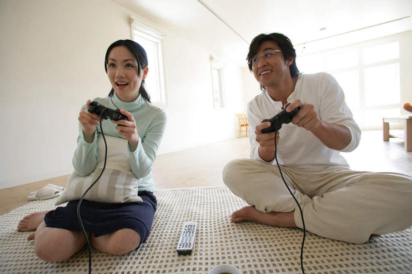 东方人,两个人,坐,跪,笑,盘腿,微笑,露齿笑,横图,室内,白天,正面,爱情,游戏,窗户,地毯,亚洲,服装,装饰,编织,眼镜,手工艺品,墙,织物,浪漫,拿,玩,拿着,注视,休闲装,黄种人,娱乐,玻璃窗,墙壁,墙面,衣服,工艺品,遥控器,观察,看,休闲,温暖,温馨,休闲服,恩爱,恋人,服饰,游戏机,观看,活动,手柄,华丽,修饰,点缀,和睦,控制,察看,游戏手柄,发泄,关注,消遣,智力,近视眼镜,宣泄,衬托,美观,雅致,雅观,男人,男性,年轻男性,年轻女性,女人,女性,亚洲人,情侣,跪着,盘腿而坐,盘膝,盘着腿的,盘着腿坐,双腿交叉,玩耍,嬉戏,坐着,半身,彩图,伴侣,融洽