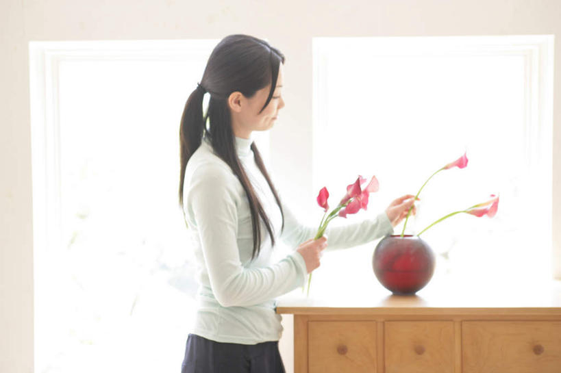 东方人,一个人,站,横图,室内,白天,侧面,纯洁,智慧,窗户,柜子,马蹄莲,花瓶,亚洲,仅一个年轻女性,仅一个女性,仅一个人,握,阴影,服装,艺术,盛开,反射,影子,陶瓷,陶瓷制品,储物柜,拿,花蕾,拿着,注视,休闲装,黄种人,文化,玻璃窗,花,花瓣,花朵,鲜花,虔诚,衣服,红色,插花,瓶子,花苞,花蕊,观察,看,站着,休闲,休闲服,握着,服饰,观看,希望,优雅,插花艺术,察看,创造,储存,高贵,关注,创作,想象,纯净,马蹄兰,博爱,永恒,尊贵,高洁,慈菇花,储备,蕴藏,贮备,圣洁,水芋,水芋马,年轻女性,女人,女性,亚洲人,站立,半身,彩图,贮存