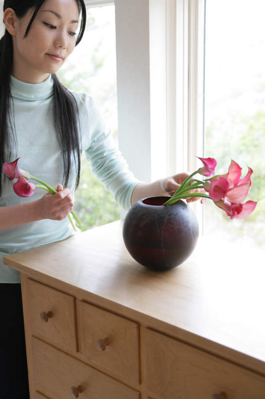 东方人,一个人,站,竖图,室内,白天,正面,纯洁,智慧,窗户,柜子,马蹄莲,花瓶,亚洲,仅一个年轻女性,仅一个女性,仅一个人,握,阴影,服装,艺术,盛开,反射,影子,陶瓷,陶瓷制品,储物柜,拿,花蕾,拿着,注视,黄种人,文化,玻璃窗,花,花瓣,花朵,鲜花,虔诚,衣服,红色,插花,瓶子,花苞,花蕊,观察,看,站着,握着,服饰,观看,希望,优雅,插花艺术,察看,创造,衣着,储存,穿着,高贵,关注,创作,想象,纯净,马蹄兰,博爱,永恒,尊贵,高洁,慈菇花,衣饰,储备,蕴藏,贮备,圣洁,水芋,水芋马,年轻女性,女人,女性,亚洲人,站立,半身,彩图,贮存