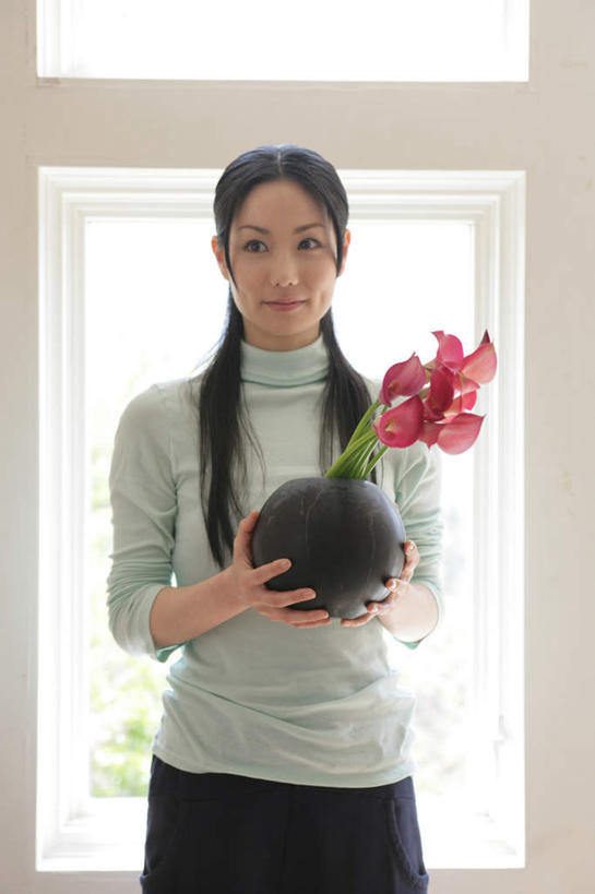 东方人,一个人,站,笑,微笑,竖图,室内,白天,正面,纯洁,智慧,窗户,马蹄莲,花瓶,亚洲,仅一个年轻女性,仅一个女性,仅一个人,握,服装,艺术,盛开,陶瓷,陶瓷制品,拿,花蕾,拿着,注视,休闲装,黄种人,文化,玻璃窗,花,花瓣,花朵,鲜花,虔诚,衣服,红色,插花,瓶子,花苞,花蕊,观察,看,站着,休闲,休闲服,握着,服饰,观看,希望,优雅,插花艺术,察看,创造,高贵,关注,创作,想象,纯净,马蹄兰,博爱,永恒,尊贵,高洁,慈菇花,圣洁,水芋,水芋马,年轻女性,女人,女性,亚洲人,站立,半身,彩图