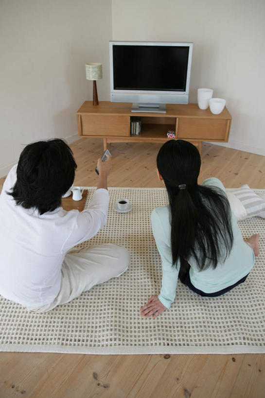 东方人,两个人,坐,竖图,俯视,室内,白天,爱情,地板,地毯,电视,亚洲,撑,服装,装饰,编织,手工艺品,墙,织物,地面,浪漫,休闲装,黄种人,木地板,墙壁,墙面,衣服,工艺品,遥控器,休闲,温暖,温馨,休闲服,恩爱,恋人,服饰,华丽,修饰,点缀,和睦,撑着,彩电,衬托,美观,雅致,雅观,彩色电视机,显像管屏,显像管屏幕,男人,男性,年轻男性,年轻女性,女人,女性,亚洲人,情侣,电视机,坐着,半身,彩图,高角度拍摄,伴侣,融洽