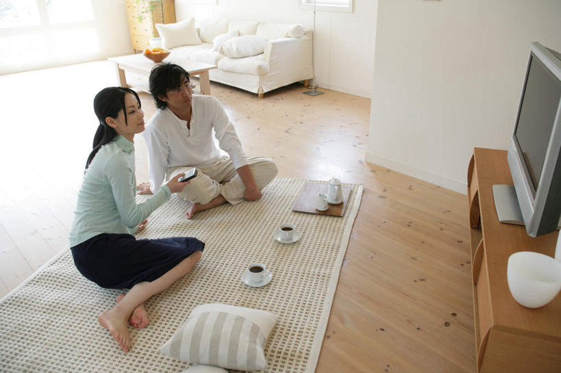 东方人,两个人,客厅,坐,盘腿,横图,俯视,室内,白天,爱情,幸福,茶,地板,地毯,靠垫,沙发,杯子,电视,亚洲,撑,握,服装,装饰,编织,手工艺品,墙,茶叶,靠枕,织物,地面,浪漫,拿,拿着,注视,休闲装,黄种人,娱乐,木地板,墙壁,墙面,衣服,水杯,工艺品,垫子,遥控器,枕头,观察,看,享受,休闲,温暖,温馨,休闲服,恩爱,放松,乐趣,握着,恋人,服饰,观看,华丽,修饰,点缀,和睦,察看,提神,起居室,撑着,舒适,关注,彩电,醒脑,布艺沙发,衬托,美观,雅致,雅观,彩色电视机,显像管屏,显像管屏幕,客堂,男人,男性,年轻男性,年轻女性,女人,女性,亚洲人,情侣,茶杯,电视机,盘腿而坐,盘膝,盘着腿的,盘着腿坐,双腿交叉,坐着,彩图,高角度拍摄,全身,伴侣,融洽