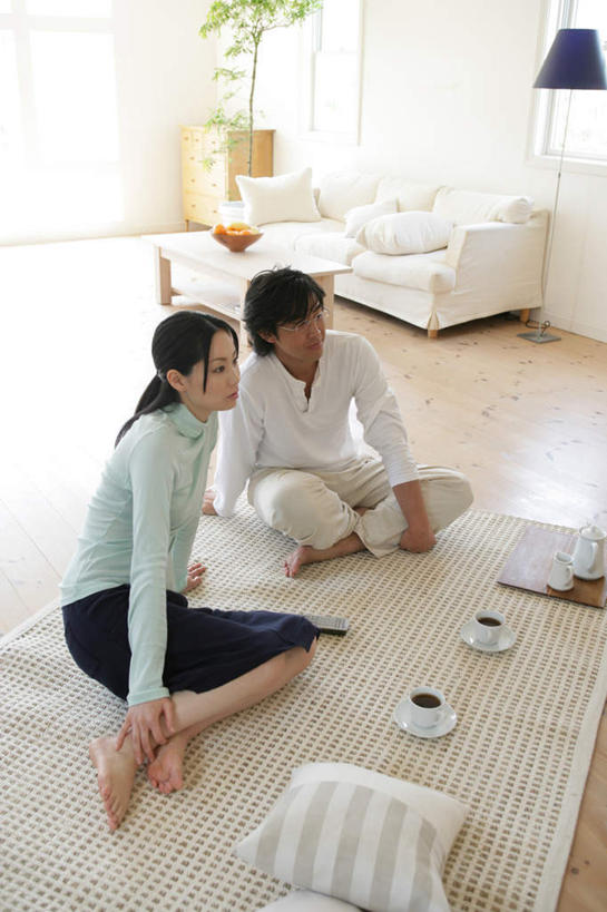 东方人,两个人,客厅,坐,盘腿,竖图,俯视,室内,白天,爱情,幸福,植物,茶,地板,地毯,靠垫,沙发,杯子,照明,亚洲,撑,握,服装,装饰,编织,盆栽,手工艺品,墙,灯光,茶叶,靠枕,盆景,织物,地面,浪漫,拿,拿着,注视,休闲装,黄种人,娱乐,木地板,墙壁,墙面,灯,衣服,绿色,自然,水杯,工艺品,灯具,垫子,落地灯,遥控器,枕头,观察,看,享受,休闲,温暖,温馨,休闲服,恩爱,放松,乐趣,握着,恋人,服饰,生长,成长,观看,华丽,修饰,照亮,点缀,和睦,察看,提神,起居室,撑着,舒适,照明设备,关注,醒脑,布艺沙发,衬托,美观,雅致,雅观,客堂,男人,男性,年轻男性,年轻女性,女人,女性,亚洲人,情侣,茶杯,盘腿而坐,盘膝,盘着腿的,盘着腿坐,双腿交叉,坐着,彩图,高角度拍摄,全身,伴侣,融洽