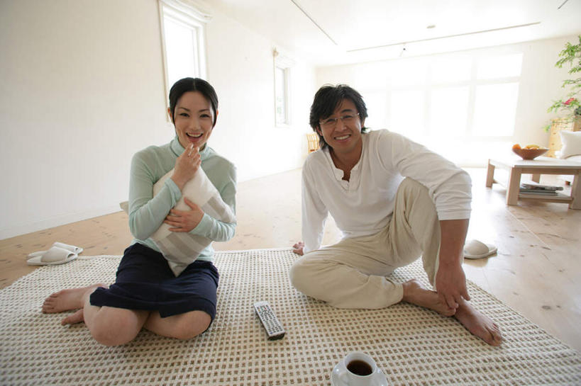 东方人,两个人,坐,笑,微笑,露齿笑,横图,室内,白天,正面,爱情,幸福,茶,窗户,地板,地毯,靠垫,杯子,亚洲,握,服装,装饰,编织,手工艺品,墙,茶叶,靠枕,织物,地面,浪漫,拿,拿着,注视,休闲装,黄种人,娱乐,木地板,玻璃窗,墙壁,墙面,衣服,水杯,工艺品,垫子,遥控器,枕头,观察,看,享受,休闲,温暖,温馨,休闲服,恩爱,放松,乐趣,握着,恋人,服饰,观看,华丽,修饰,点缀,和睦,察看,提神,舒适,关注,醒脑,衬托,美观,雅致,雅观,男人,男性,年轻男性,年轻女性,女人,女性,亚洲人,情侣,茶杯,坐着,彩图,全身,伴侣,融洽