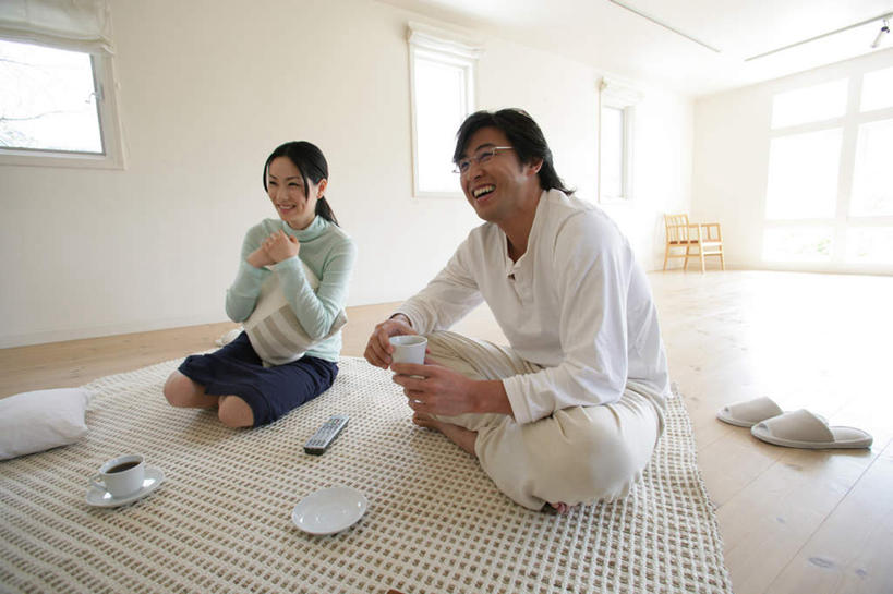 东方人,两个人,坐,横图,室内,白天,正面,爱情,幸福,茶,窗户,地板,地毯,靠垫,杯子,亚洲,握,服装,装饰,编织,眼镜,手工艺品,墙,茶叶,靠枕,织物,地面,浪漫,拿,拿着,注视,休闲装,黄种人,娱乐,木地板,玻璃窗,墙壁,墙面,衣服,水杯,工艺品,垫子,遥控器,枕头,观察,看,享受,休闲,温暖,温馨,休闲服,恩爱,放松,乐趣,握着,恋人,服饰,观看,华丽,修饰,点缀,和睦,察看,提神,舒适,关注,醒脑,近视眼镜,衬托,美观,雅致,雅观,男人,男性,年轻男性,年轻女性,女人,女性,亚洲人,情侣,茶杯,坐着,彩图,全身,伴侣,融洽