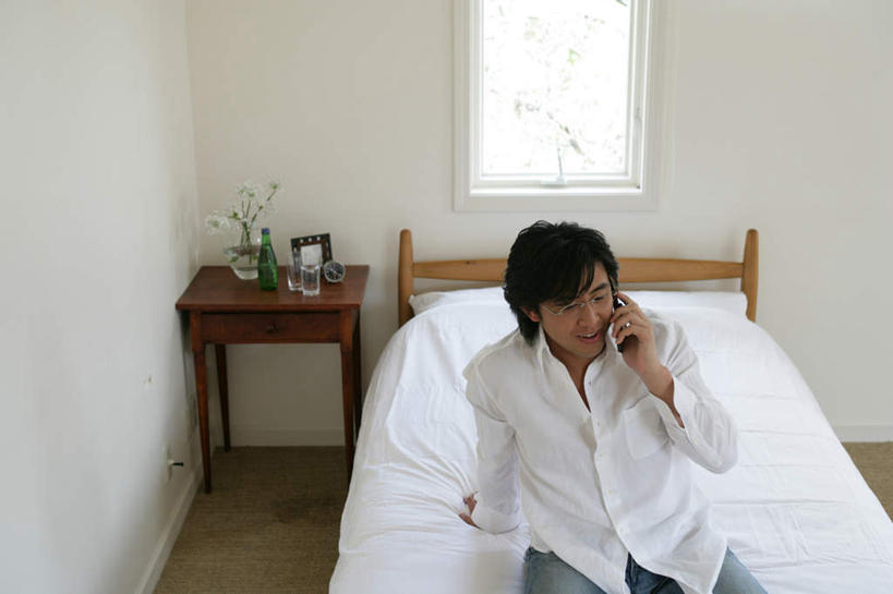 东方人,一个人,坐,说,打电话,横图,俯视,室内,白天,讨论,窗户,床,卧室,桌面,桌子,电话,花瓶,手机,亚洲,仅一个男性,仅一个人,一副,撑,握,服装,木制,眼镜,墙,床单,拿,拿着,注视,休闲装,黄种人,通讯设备,被子,玻璃窗,墙壁,墙面,玻璃制品,仅一个年轻男性,衣服,玻璃瓶,木制品,瓶子,观察,看,休闲,休闲服,握着,服饰,单人床,观看,察看,撑着,被单,关注,近视眼镜,一部,交流,男人,男性,年轻男性,亚洲人,沟通,讲话,交谈,商讨,说话,谈话,通话,坐着,半身,彩图,高角度拍摄,睡房,卧房