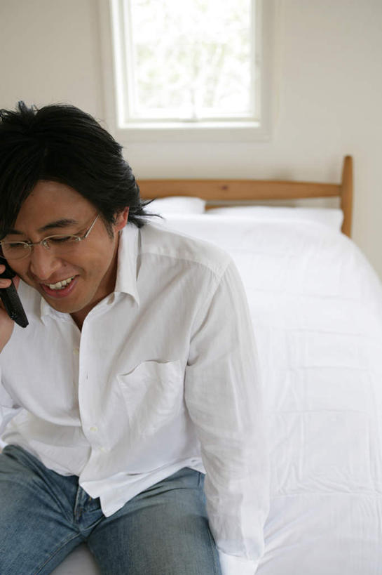 东方人,一个人,坐,笑,说,打电话,微笑,露齿笑,竖图,俯视,室内,白天,讨论,窗户,床,卧室,电话,手机,亚洲,仅一个男性,仅一个人,一副,撑,握,服装,裤子,眼镜,墙,床单,拿,拿着,注视,牛仔裤,休闲装,黄种人,通讯设备,被子,玻璃窗,墙壁,墙面,仅一个年轻男性,衣服,观察,看,休闲,休闲服,握着,服饰,单人床,观看,察看,撑着,被单,关注,近视眼镜,一部,交流,男人,男性,年轻男性,亚洲人,沟通,讲话,交谈,商讨,说话,谈话,通话,坐着,半身,彩图,高角度拍摄,睡房,卧房