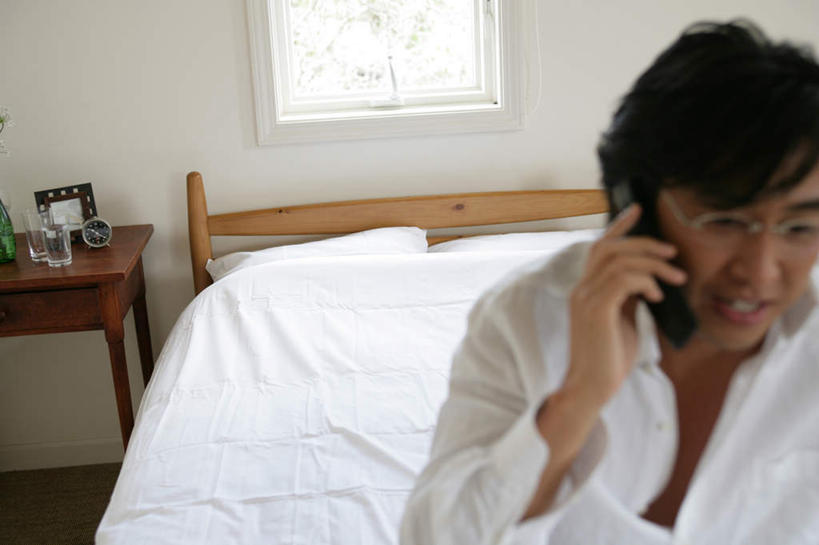 东方人,一个人,坐,笑,说,打电话,微笑,露齿笑,横图,俯视,室内,白天,讨论,窗户,床,卧室,电话,手机,亚洲,仅一个男性,仅一个人,一副,撑,握,服装,眼镜,墙,床单,拿,拿着,注视,休闲装,黄种人,通讯设备,被子,玻璃窗,墙壁,墙面,仅一个年轻男性,衣服,观察,看,休闲,休闲服,握着,服饰,单人床,观看,察看,撑着,被单,关注,近视眼镜,一部,交流,男人,男性,年轻男性,亚洲人,沟通,讲话,交谈,商讨,说话,谈话,通话,坐着,半身,彩图,高角度拍摄,睡房,卧房