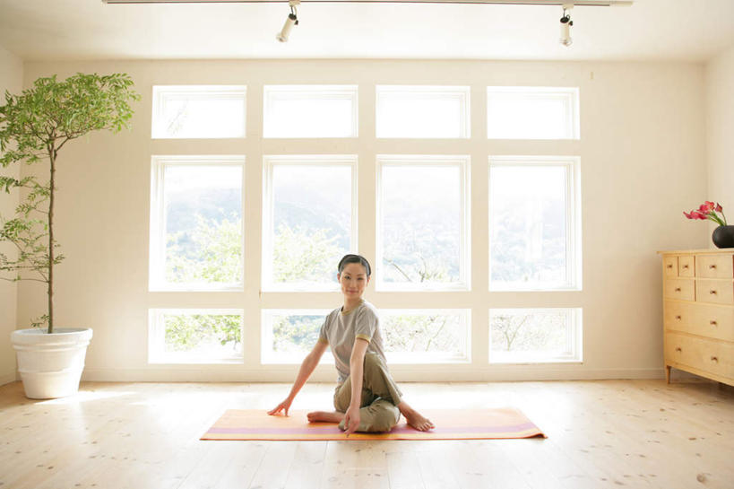 东方人,一个人,坐,横图,室内,白天,正面,锻炼,瑜伽,运动,植物,窗户,地板,柜子,花瓶,亚洲,仅一个年轻女性,仅一个女性,仅一个人,阴影,服装,盛开,光线,盆栽,毯子,影子,陶瓷,墙,盆景,陶瓷制品,地面,储物柜,花蕾,注视,休闲装,黄种人,木地板,玻璃窗,墙壁,墙面,花,花瓣,花朵,鲜花,衣服,绿色,阳光,自然,瓶子,瑜伽垫,垫子,花苞,花蕊,观察,看,休闲,休闲服,养生,服饰,生长,成长,观看,察看,储存,关注,瑜伽毯,储备,蕴藏,贮备,体育,年轻女性,女人,女性,亚洲人,坐着,彩图,全身,健身,贮存