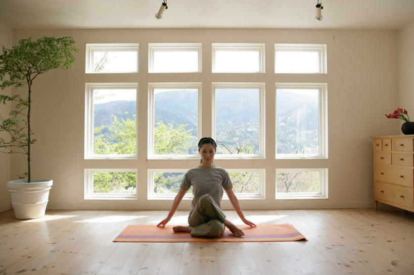 东方人,一个人,坐,横图,室内,白天,正面,锻炼,瑜伽,运动,植物,窗户,地板,柜子,花瓶,亚洲,仅一个年轻女性,仅一个女性,仅一个人,阴影,服装,盛开,光线,盆栽,毯子,影子,陶瓷,墙,盆景,陶瓷制品,地面,储物柜,花蕾,注视,休闲装,黄种人,木地板,玻璃窗,墙壁,墙面,花,花瓣,花朵,鲜花,衣服,绿色,阳光,自然,瓶子,瑜伽垫,垫子,花苞,花蕊,观察,看,休闲,休闲服,养生,服饰,生长,成长,观看,察看,储存,关注,瑜伽毯,储备,蕴藏,贮备,体育,年轻女性,女人,女性,亚洲人,坐着,彩图,全身,健身,贮存