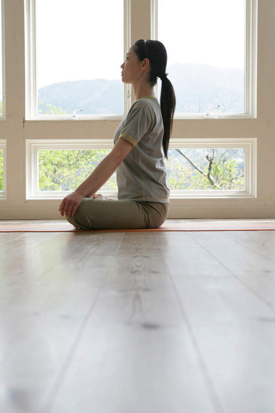 东方人,一个人,坐,盘腿,竖图,室内,白天,侧面,锻炼,瑜伽,运动,植物,窗户,地板,亚洲,仅一个年轻女性,仅一个女性,仅一个人,阴影,服装,光线,毯子,影子,墙,地面,休闲装,黄种人,木地板,玻璃窗,墙壁,墙面,树,树木,衣服,绿色,阳光,自然,瑜伽垫,垫子,休闲,休闲服,养生,服饰,生长,成长,瑜伽毯,体育,年轻女性,女人,女性,亚洲人,盘腿而坐,盘膝,盘着腿的,盘着腿坐,双腿交叉,坐着,彩图,全身,健身