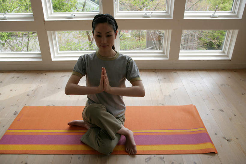 东方人,一个人,坐,横图,俯视,室内,白天,锻炼,瑜伽,运动,植物,窗户,地板,亚洲,仅一个年轻女性,仅一个女性,仅一个人,阴影,服装,光线,毯子,影子,墙,地面,祝福,注视,休闲装,黄种人,木地板,玻璃窗,墙壁,墙面,树,树木,虔诚,衣服,绿色,自然,瑜伽垫,垫子,观察,看,祈祷,双手合十,休闲,休闲服,养生,服饰,生长,成长,观看,察看,关注,感谢,合掌,瑜伽毯,合十礼,合掌礼,合十,莲华合掌,感恩,体育,年轻女性,女人,女性,亚洲人,坐着,彩图,高角度拍摄,全身,健身