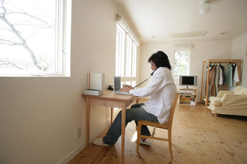 东方人,一个人,客厅,坐,打电话,横图,室内,白天,侧面,电脑,笔记本电脑,窗户,沙发,桌面,桌子,电话,椅子,亚洲,仅一个男性,仅一个人,敲打,握,服装,裤子,网络,木制,木椅,墙,拿,拿着,注视,牛仔裤,休闲装,黄种人,输入,通讯设备,玻璃窗,墙壁,墙面,仅一个年轻男性,衣服,话筒,木制品,打字,观察,看,休闲,休闲服,电话线,握着,服饰,观看,点击,一台,敲击,察看,无线,起居室,固定电话,关注,通信设备,无线网络,布艺沙发,无线上网,便携式电脑,客堂,交流,按键,手提电脑,男人,男性,年轻男性,亚洲人,电话机,沟通,通话,坐着,彩图,全身