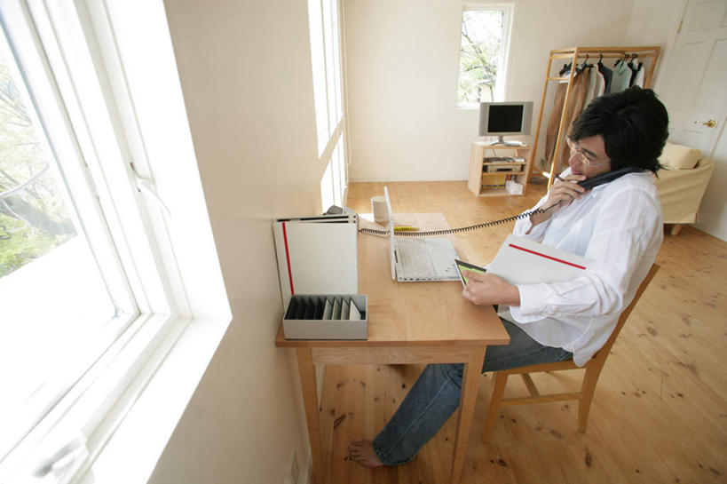 东方人,一个人,客厅,坐,说,打电话,横图,俯视,室内,白天,讨论,电脑,笔记本电脑,窗户,沙发,桌面,桌子,电话,椅子,亚洲,仅一个男性,仅一个人,握,服装,裤子,网络,木制,木椅,墙,拿,拿着,注视,牛仔裤,休闲装,黄种人,通讯设备,玻璃窗,墙壁,墙面,仅一个年轻男性,衣服,话筒,木制品,观察,看,休闲,休闲服,电话线,握着,服饰,观看,一台,察看,无线,起居室,固定电话,关注,通信设备,无线网络,布艺沙发,无线上网,便携式电脑,客堂,交流,手提电脑,男人,男性,年轻男性,亚洲人,电话机,沟通,讲话,交谈,商讨,说话,谈话,通话,坐着,彩图,高角度拍摄,全身