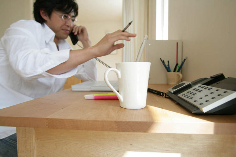 东方人,一个人,坐,打电话,横图,室内,白天,侧面,衬衫,电脑,笔记本电脑,森林,树林,植物,窗户,桌面,桌子,杯子,电话,笔筒,亚洲,仅一个男性,仅一个人,握,阴影,服装,光线,网络,木制,笔,眼镜,影子,陶瓷,墙,办公用品,陶瓷制品,拿,拿着,注视,黄种人,通讯设备,玻璃窗,墙壁,墙面,文具,树,树木,仅一个年轻男性,衣服,绿色,阳光,自然,话筒,马克杯,木制品,铅笔,容器,水杯,学习用品,观察,看,电话线,器皿,握着,服饰,生长,成长,观看,储藏,一台,文具用品,察看,无线,固定电话,衣着,储存,穿着,关注,通信设备,无线网络,近视眼镜,无线上网,便携式电脑,衣饰,插笔器具,文房用具,交流,手提电脑,男人,男性,年轻男性,亚洲人,电话机,沟通,通话,坐着,半身,彩图,衬衣,贮存