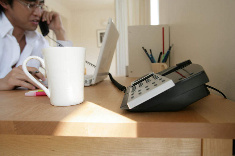 东方人,一个人,坐,打电话,横图,室内,白天,侧面,衬衫,电脑,笔记本电脑,森林,树林,植物,窗户,桌面,桌子,杯子,电话,笔筒,亚洲,仅一个男性,仅一个人,握,阴影,服装,光线,网络,木制,笔,眼镜,影子,陶瓷,墙,办公用品,陶瓷制品,拿,拿着,注视,黄种人,通讯设备,玻璃窗,墙壁,墙面,文具,树,树木,仅一个年轻男性,衣服,绿色,阳光,自然,话筒,马克杯,木制品,铅笔,容器,水杯,学习用品,观察,看,电话线,器皿,握着,服饰,生长,成长,观看,储藏,一台,文具用品,察看,无线,固定电话,衣着,储存,穿着,关注,通信设备,无线网络,近视眼镜,无线上网,便携式电脑,衣饰,插笔器具,文房用具,交流,手提电脑,男人,男性,年轻男性,亚洲人,电话机,沟通,通话,坐着,半身,彩图,衬衣,贮存