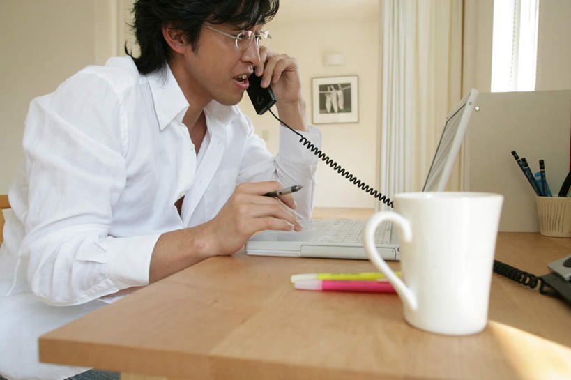 东方人,一个人,坐,打电话,横图,室内,白天,侧面,衬衫,电脑,笔记本电脑,森林,树林,植物,窗户,桌面,桌子,杯子,电话,笔筒,亚洲,仅一个男性,仅一个人,握,阴影,服装,光线,网络,木制,笔,眼镜,影子,陶瓷,墙,办公用品,陶瓷制品,拿,拿着,注视,黄种人,通讯设备,玻璃窗,墙壁,墙面,文具,树,树木,仅一个年轻男性,衣服,绿色,阳光,自然,话筒,马克杯,木制品,铅笔,容器,水杯,学习用品,观察,看,电话线,器皿,握着,服饰,生长,成长,观看,储藏,一台,文具用品,察看,无线,固定电话,衣着,储存,穿着,关注,通信设备,无线网络,近视眼镜,无线上网,便携式电脑,衣饰,插笔器具,文房用具,交流,手提电脑,男人,男性,年轻男性,亚洲人,电话机,沟通,通话,坐着,半身,彩图,衬衣,贮存