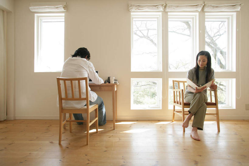 东方人,背部,两个人,坐,横图,室内,白天,正面,爱情,植物,窗户,地板,桌面,桌子,椅子,亚洲,握,阴影,服装,光线,木制,材料,档案,文件,影子,纸,木椅,墙,地面,浪漫,二郎腿,拿,拿着,注视,休闲装,黄种人,木地板,玻璃窗,墙壁,墙面,树,树木,衣服,绿色,阳光,自然,木制品,手稿,资料,观察,看,休闲,温暖,温馨,休闲服,恩爱,握着,恋人,服饰,生长,成长,观看,证明,和睦,察看,关注,文档,男人,男性,年轻男性,年轻女性,女人,女性,亚洲人,情侣,坐着,彩图,全身,伴侣,融洽