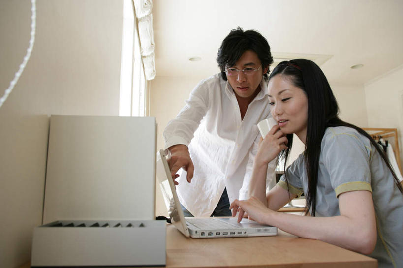 东方人,两个人,站,坐,说,横图,室内,白天,仰视,爱情,讨论,电脑,笔记本电脑,窗户,桌面,桌子,杯子,亚洲,敲打,弯腰,指,服装,网络,木制,眼镜,陶瓷,墙,陶瓷制品,浪漫,注视,休闲装,黄种人,方向,输入,通讯设备,玻璃窗,墙壁,墙面,衣服,马克杯,木制品,水杯,打字,观察,看,手势,站着,休闲,温暖,温馨,休闲服,恩爱,恋人,服饰,观看,点击,一台,敲击,和睦,察看,无线,指向,食指,关注,通信设备,无线网络,近视眼镜,无线上网,便携式电脑,弯身,交流,按键,手提电脑,男人,男性,年轻男性,年轻女性,女人,女性,亚洲人,情侣,沟通,讲话,交谈,商讨,说话,谈话,站立,坐着,半身,彩图,低角度拍摄,伴侣,融洽