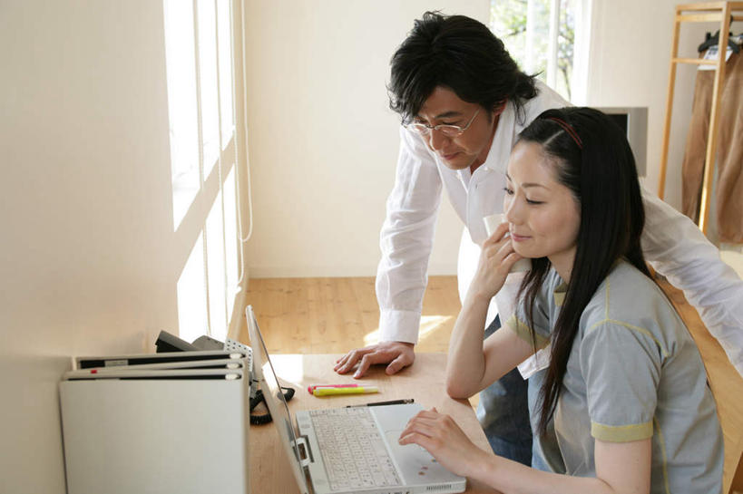 东方人,两个人,站,坐,横图,室内,白天,正面,爱情,电脑,笔记本电脑,窗户,桌面,桌子,亚洲,撑,敲打,弯腰,服装,网络,木制,材料,档案,文件,眼镜,纸,墙,浪漫,托腮,注视,休闲装,黄种人,输入,通讯设备,玻璃窗,墙壁,墙面,衣服,木制品,手稿,资料,打字,观察,看,托,站着,休闲,温暖,温馨,休闲服,恩爱,恋人,服饰,观看,点击,一台,敲击,证明,和睦,察看,无线,关注,托下巴,文档,通信设备,无线网络,近视眼镜,无线上网,便携式电脑,弯身,按键,手提电脑,男人,男性,年轻男性,年轻女性,女人,女性,亚洲人,情侣,站立,坐着,半身,彩图,伴侣,融洽