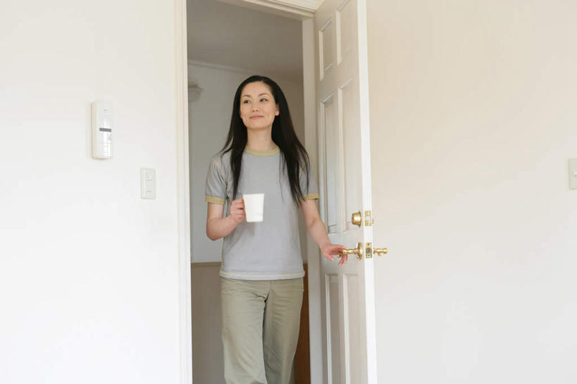 东方人,一个人,站,横图,室内,白天,正面,门,杯子,亚洲,仅一个年轻女性,仅一个女性,仅一个人,握,服装,陶瓷,墙,陶瓷制品,拿,拿着,注视,休闲装,黄种人,墙壁,墙面,衣服,把手,马克杯,门把手,水杯,门框,观察,看,站着,休闲,休闲服,握着,服饰,观看,门把,察看,关注,年轻女性,女人,女性,亚洲人,拉手,站立,半身,彩图