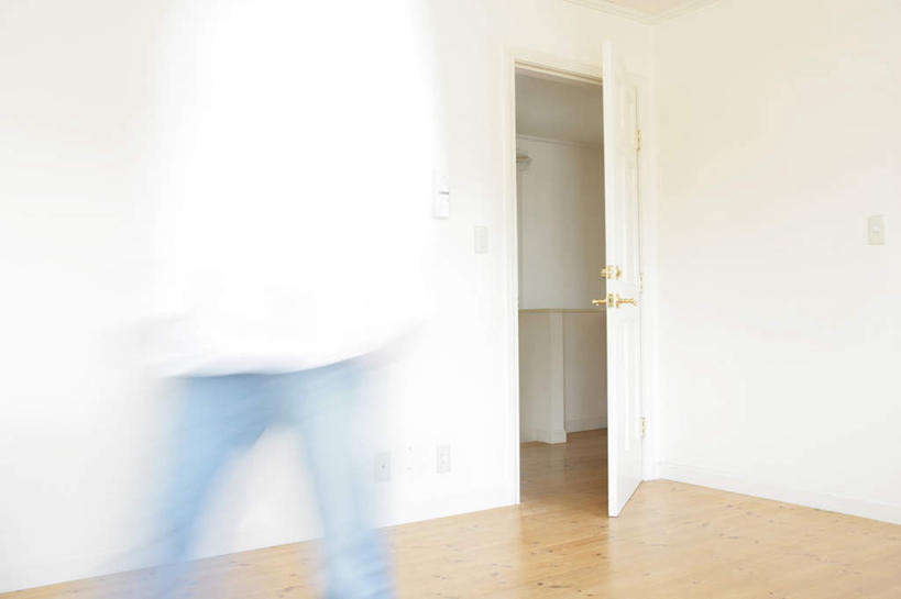 东方人,一个人,走,横图,室内,白天,地板,门,亚洲,仅一个男性,仅一个人,服装,裤子,朦胧,模糊,墙,地面,牛仔裤,休闲装,黄种人,木地板,墙壁,墙面,仅一个年轻男性,背面,衣服,把手,门把手,门框,休闲,休闲服,服饰,门把,男人,男性,年轻男性,亚洲人,步行,拉手,散步,走路,半身,彩图