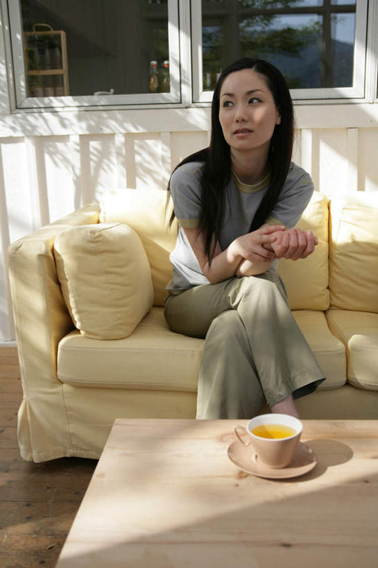 东方人,一个人,客厅,坐,笑,双手交叉,微笑,竖图,室内,白天,正面,幸福,茶,窗户,靠垫,沙发,桌子,杯子,亚洲,仅一个年轻女性,仅一个女性,仅一个人,阴影,服装,光线,木制,影子,墙,茶叶,靠枕,二郎腿,茶几,注视,休闲装,黄种人,娱乐,玻璃窗,墙壁,墙面,衣服,阳光,木制品,水杯,垫子,枕头,观察,看,享受,休闲,温馨,休闲服,放松,乐趣,服饰,观看,察看,提神,起居室,舒适,关注,醒脑,布艺沙发,客堂,年轻女性,女人,女性,亚洲人,茶杯,十字手,坐着,半身,彩图