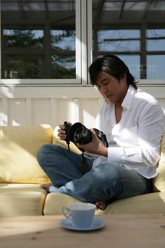 东方人,一个人,客厅,坐,盘腿,竖图,室内,白天,正面,幸福,茶,窗户,靠垫,沙发,桌子,杯子,相机,亚洲,仅一个男性,仅一个人,握,服装,裤子,木制,墙,茶叶,靠枕,拿,茶几,拿着,注视,牛仔裤,休闲装,黄种人,娱乐,玻璃窗,墙壁,墙面,仅一个年轻男性,拍照,衣服,黄色,木制品,数码相机,水杯,垫子,枕头,观察,看,享受,休闲,温馨,休闲服,放松,乐趣,握着,摄影,服饰,观看,察看,提神,起居室,舒适,关注,醒脑,布艺沙发,客堂,男人,男性,年轻男性,亚洲人,茶杯,照相机,盘腿而坐,盘膝,盘着腿的,盘着腿坐,双腿交叉,坐着,彩图,全身,照相