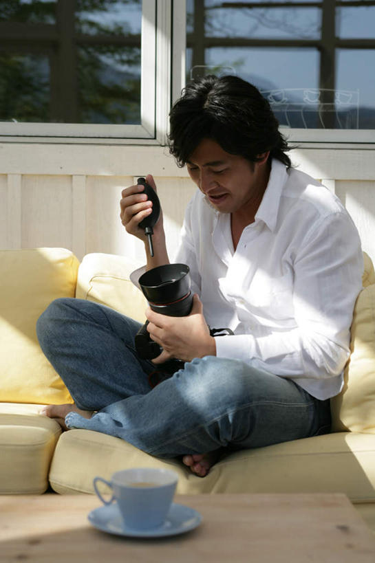 东方人,一个人,客厅,坐,盘腿,竖图,室内,白天,正面,幸福,茶,窗户,靠垫,沙发,桌子,杯子,相机,亚洲,仅一个男性,仅一个人,握,服装,裤子,木制,墙,茶叶,靠枕,拿,茶几,拿着,注视,牛仔裤,休闲装,黄种人,娱乐,玻璃窗,墙壁,墙面,仅一个年轻男性,拍照,衣服,黄色,木制品,数码相机,水杯,垫子,枕头,观察,看,享受,休闲,温馨,休闲服,放松,乐趣,握着,摄影,服饰,观看,察看,提神,起居室,舒适,关注,醒脑,布艺沙发,客堂,男人,男性,年轻男性,亚洲人,茶杯,照相机,盘腿而坐,盘膝,盘着腿的,盘着腿坐,双腿交叉,坐着,彩图,全身,照相