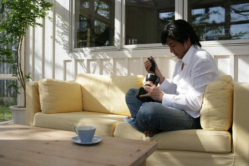 东方人,一个人,客厅,坐,盘腿,横图,室内,白天,正面,幸福,植物,茶,窗户,靠垫,沙发,桌子,杯子,相机,亚洲,仅一个男性,仅一个人,握,服装,裤子,木制,墙,茶叶,靠枕,拿,茶几,拿着,注视,牛仔裤,休闲装,黄种人,娱乐,玻璃窗,墙壁,墙面,树,树木,仅一个年轻男性,拍照,衣服,黄色,绿色,自然,木制品,数码相机,水杯,垫子,枕头,观察,看,享受,休闲,温馨,休闲服,放松,乐趣,握着,摄影,服饰,生长,成长,观看,察看,提神,起居室,舒适,关注,醒脑,布艺沙发,客堂,男人,男性,年轻男性,亚洲人,茶杯,照相机,盘腿而坐,盘膝,盘着腿的,盘着腿坐,双腿交叉,坐着,彩图,全身,照相