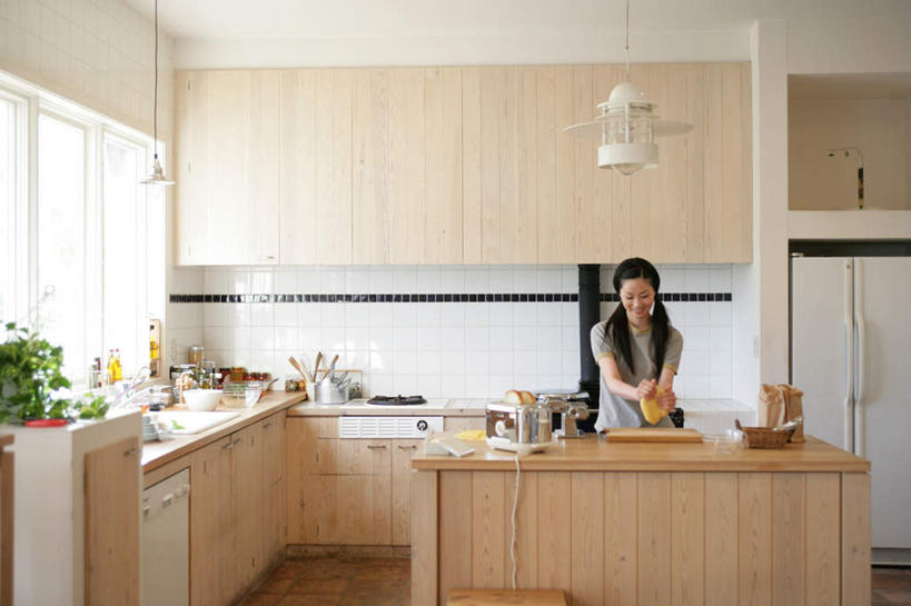 点心,面包,东方人,一个人,站,笑,交叉,微笑,横图,室内,白天,正面,厨房,窗户,柜子,桌面,桌子,竹子,袋子,亚洲,仅一个年轻女性,仅一个女性,仅一个人,切开,握,竹制,服装,编织,木制,电器,粉末,工具,篮子,纸袋,冰箱,墙,面粉,食品,面点,储物柜,拿,粮食,烤面包机,拿着,注视,休闲装,黄种人,设备,冷冻,饮食,冷柜,玻璃窗,墙壁,墙面,食物,糕点,衣服,木制品,容器,竹篮,冷藏柜,观察,看,切,站着,休闲,休闲服,粉,握着,服饰,冷藏,观看,储藏,竹条,交织,农产品,察看,竹制品,家电,家用电器,储存,关注,原材料,多士炉,自动面包片烤炉,面包烘烤器,烘培,粉状,保鲜,穿插,储备,蕴藏,贮备,面条机,年轻女性,女人,女性,亚洲人,站立,半身,彩图,烘烤,灶间,贮存