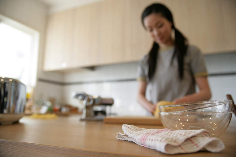 点心,面包,东方人,一个人,站,笑,微笑,横图,室内,白天,仰视,厨房,柜子,桌面,桌子,袋子,亚洲,仅一个年轻女性,仅一个女性,仅一个人,切开,握,服装,朦胧,模糊,木制,电器,粉末,工具,纸袋,墙,面粉,食品,面点,储物柜,拿,粮食,烤面包机,拿着,注视,休闲装,黄种人,设备,饮食,墙壁,墙面,食物,糕点,衣服,木制品,容器,观察,看,切,站着,休闲,休闲服,粉,握着,服饰,观看,储藏,农产品,察看,家电,储存,关注,原材料,多士炉,自动面包片烤炉,面包烘烤器,烘培,粉状,储备,蕴藏,贮备,面条机,年轻女性,女人,女性,亚洲人,站立,半身,彩图,低角度拍摄,烘烤,灶间,贮存